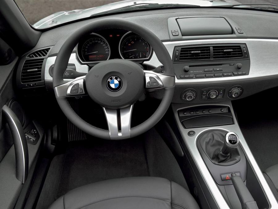 Торпедо BMW Z4 3.0i Roadster (E85) 2002 года  (фото 22 из 28)